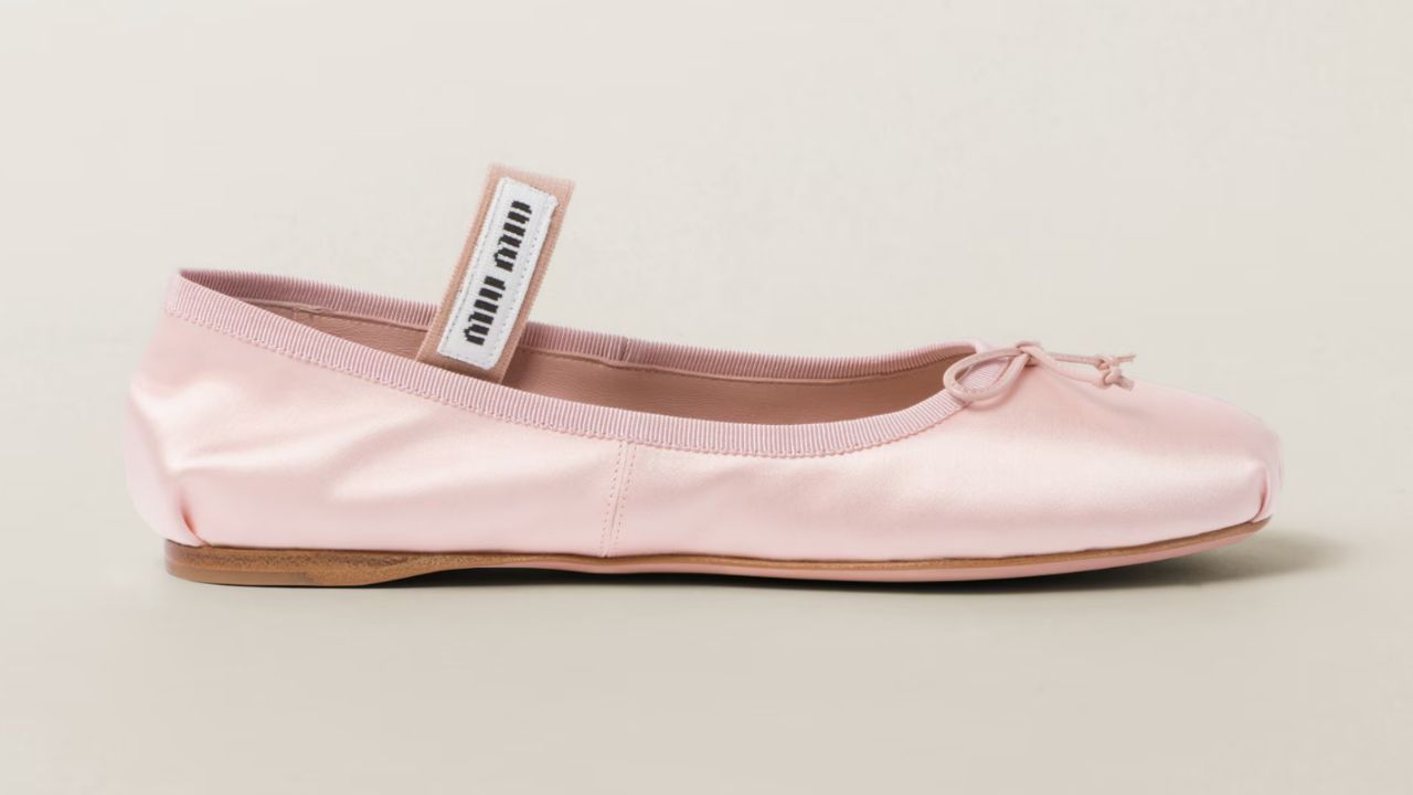 leggere luminose e irresistibilmente chic le ballerine mary jane in raso sono le protagoniste della stagione da miu miu a zara 10 modelli da scoprire e i consigli per abbinarli con stile dai jeans ai completi sartoriali