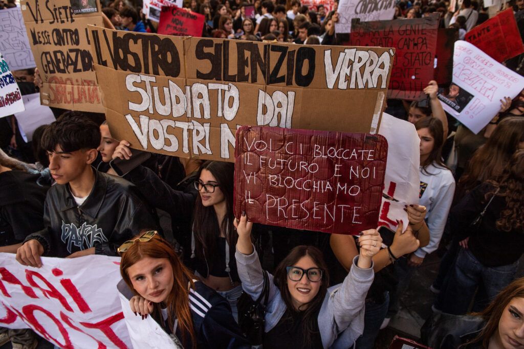 la violenza ha le sue cause anche se non ha giustificazioni cerchiamo allora di capire le cause dalla casa al lavoro dal diritto allo studio alla precariet224 chiara saraceno analizza le ragioni del disagio giovanile