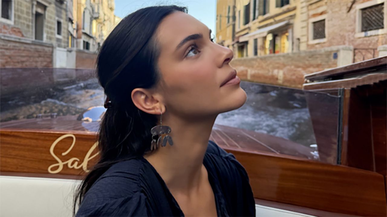 dopo stagioni di blush rosa acceso e guance arrossate il nuovo trend make up riscopre il fascino dei colori neutri cos236 il fard punta al marrone e al malva