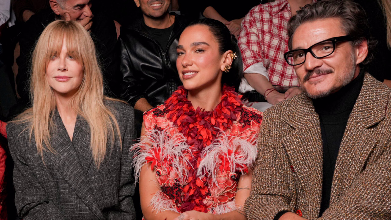 Nei panni dell'intervistatrice, incontra Zadie Smith a Londra. E incanta tutti in total red e stivali audaci