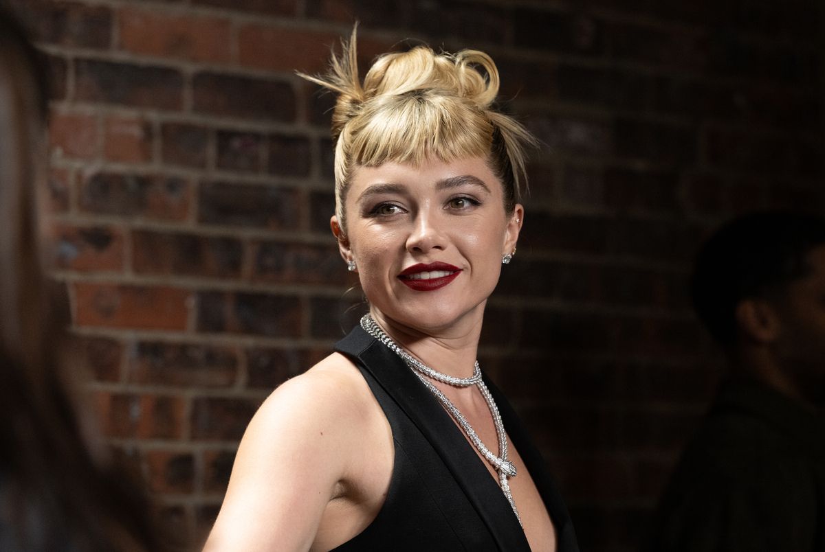 a new york l8217attrice abbina un raccolto scultoreo a labbra rosse e gioielli bulgari il dettaglio protagonista la frangia cortissima