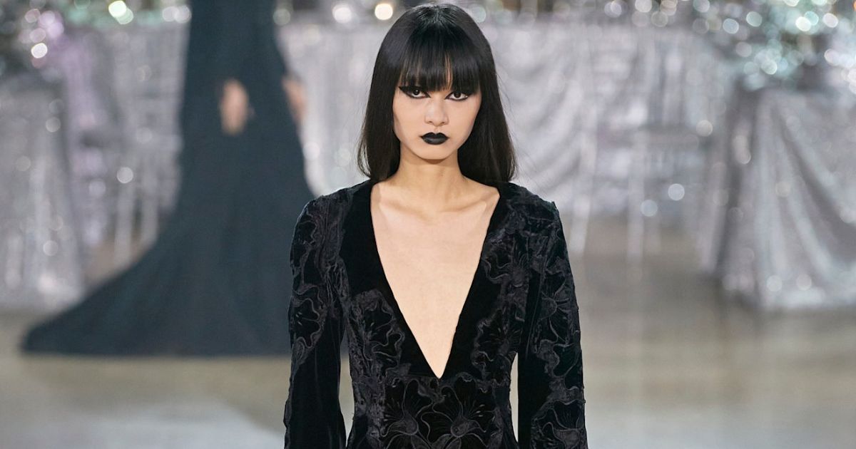 il look del giorno con l abito in velluto nero che si indossa ad halloween e per tutto l8217inverno