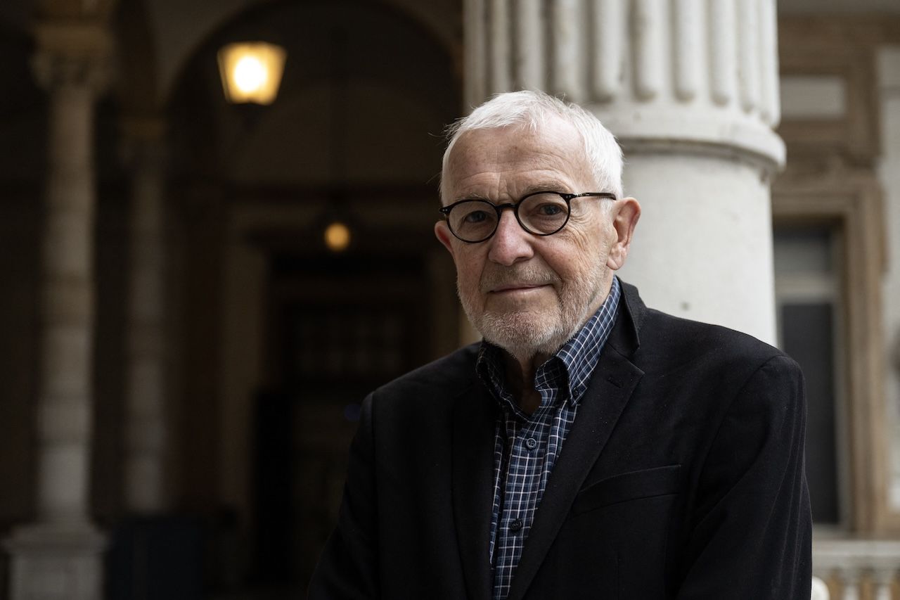 belga di nascita professore nel wisconsin da pi249 di cinquant anni ha avuto l idea di cercare le particelle pi249 sfuggenti dell universo sotto il ghiaccio del polo sud pochi giorni prima del nobel il fisico era a bergamoscienza