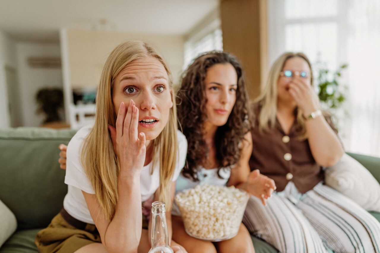 dagli spoiler alla luce accesa cinque accorgimenti per godersi gli horror e cosa sapere sulla paura dei bambini davanti ai film spaventosi