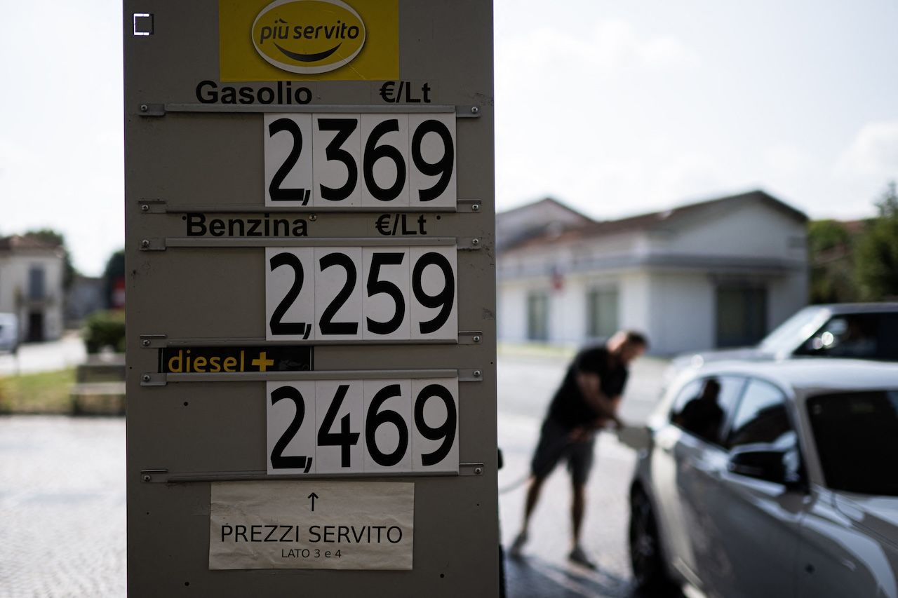 la fine dell agevolazione statale fa salire di nuovo i prezzi e fare benzina torna a pesare di pi249 sui bilanci degli automobilisti italiani e sulle accise mobili tutto tace