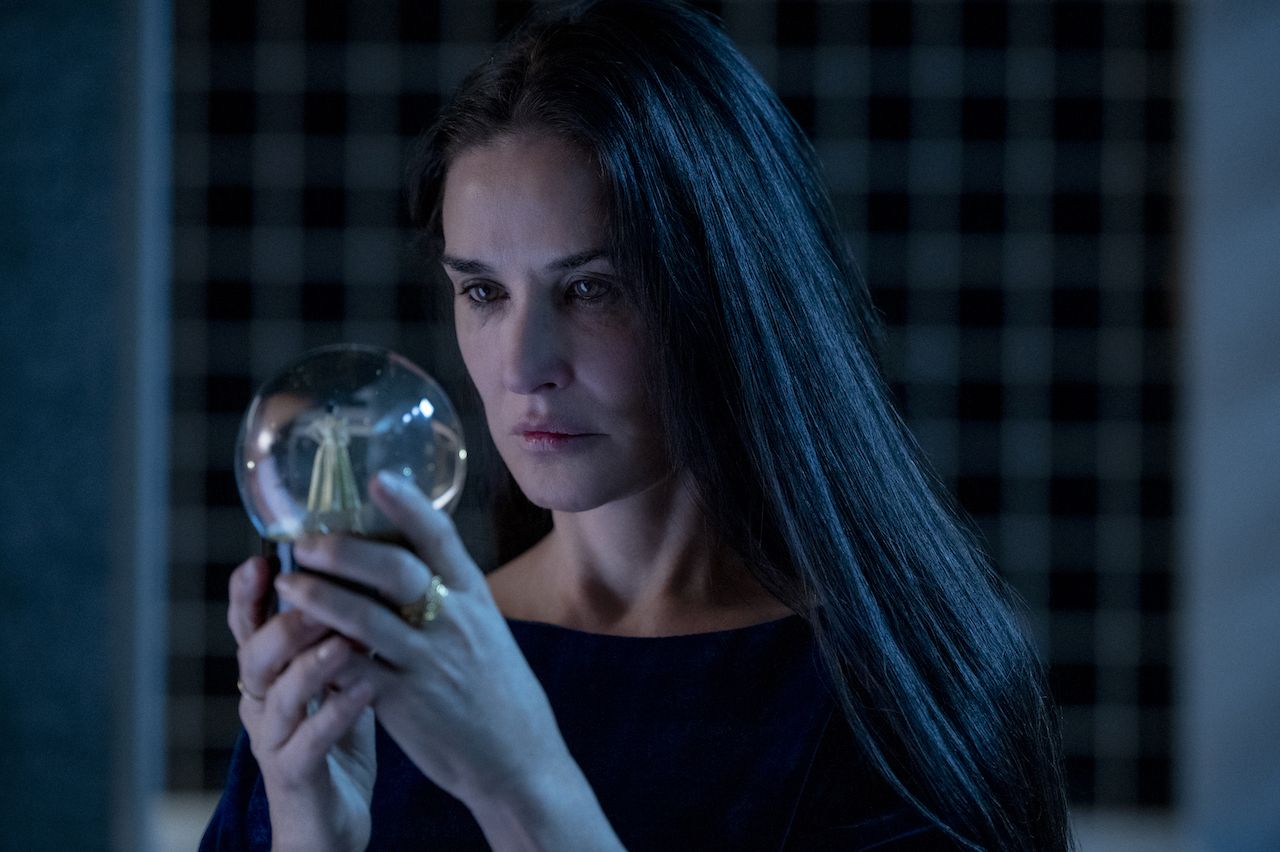 stasera in tv l horror the substance racconta lo sdoppiamento di demi moore attrice finita che si fida di una sostanza che le far224 rivivere la giovinezza ma a che costo