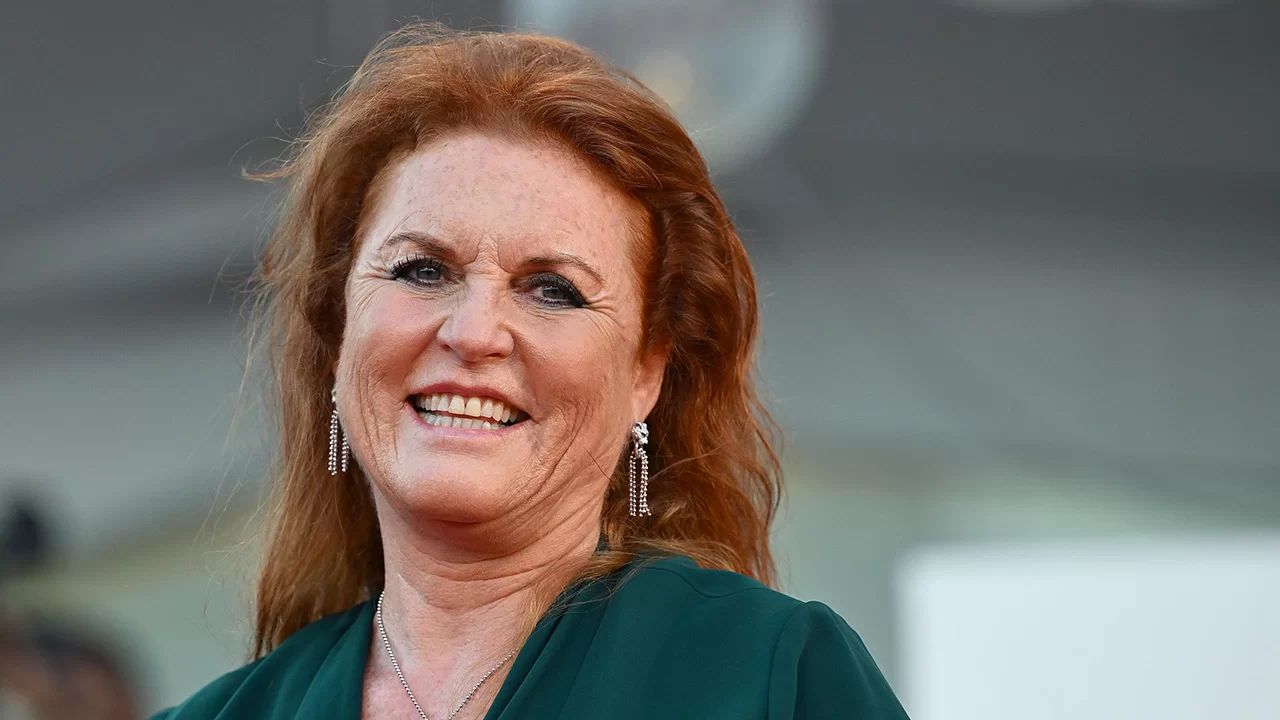 dopo mesi di esilio sarah ferguson torna a londra con le figlie per il funerale di un amico prima fase soft di una strategia gi224 provata in passato