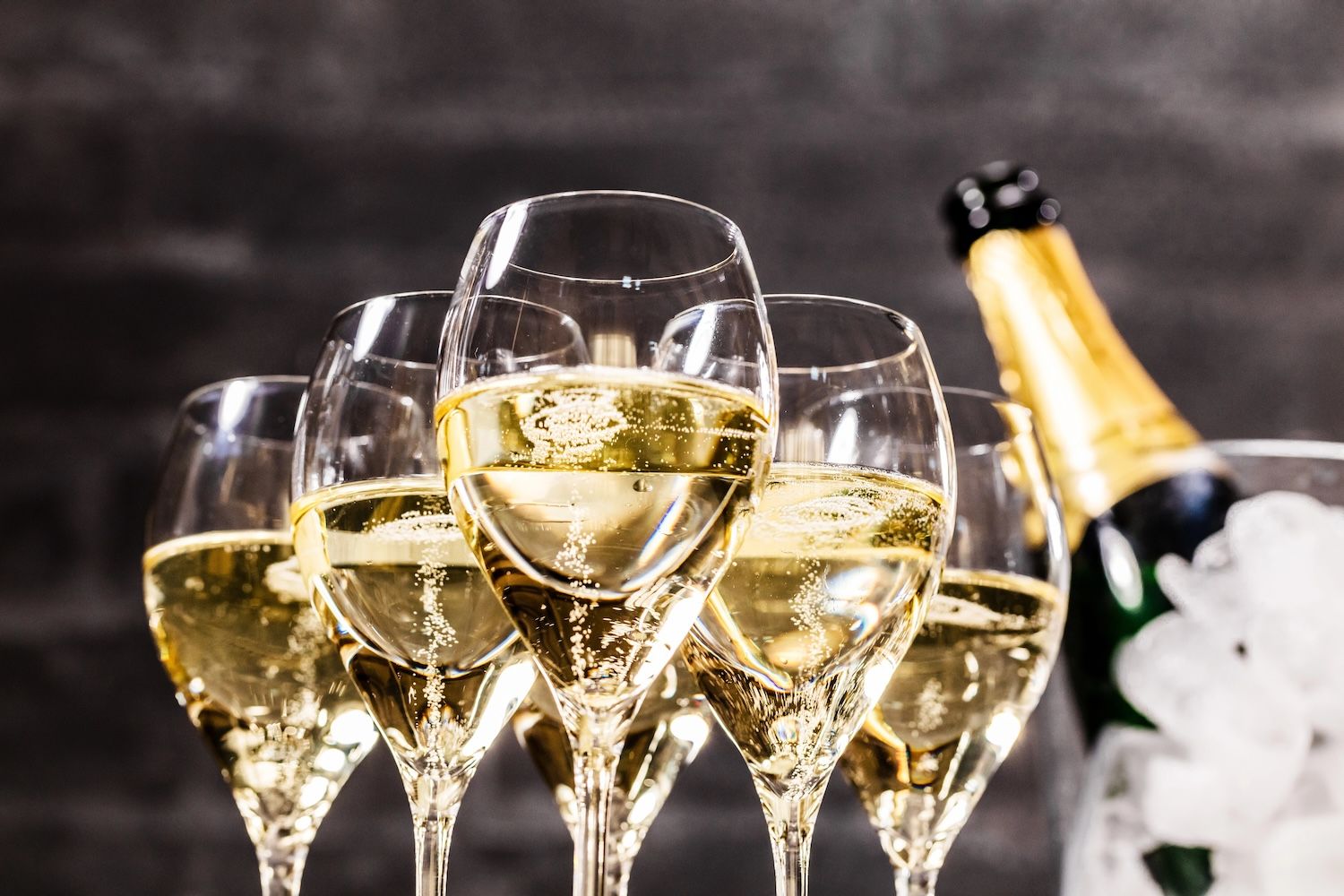 il 23 ottobre si festeggia lo champagne day con eventi speciali e brindisi che abbinano le bollicine francesi con il riso risotto sushi suppl236 a ciascun piatto il suo calice