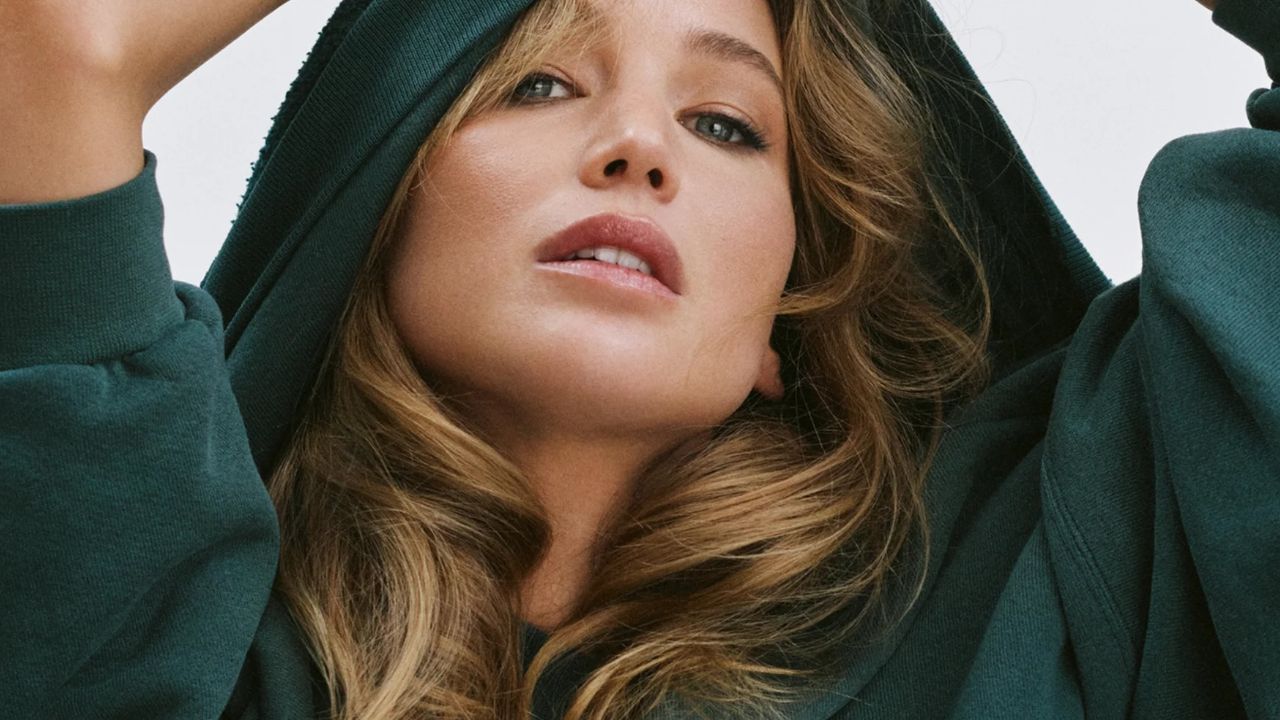 jennifer lawrence si chiede e se per avere capelli belli bastasse fare meno