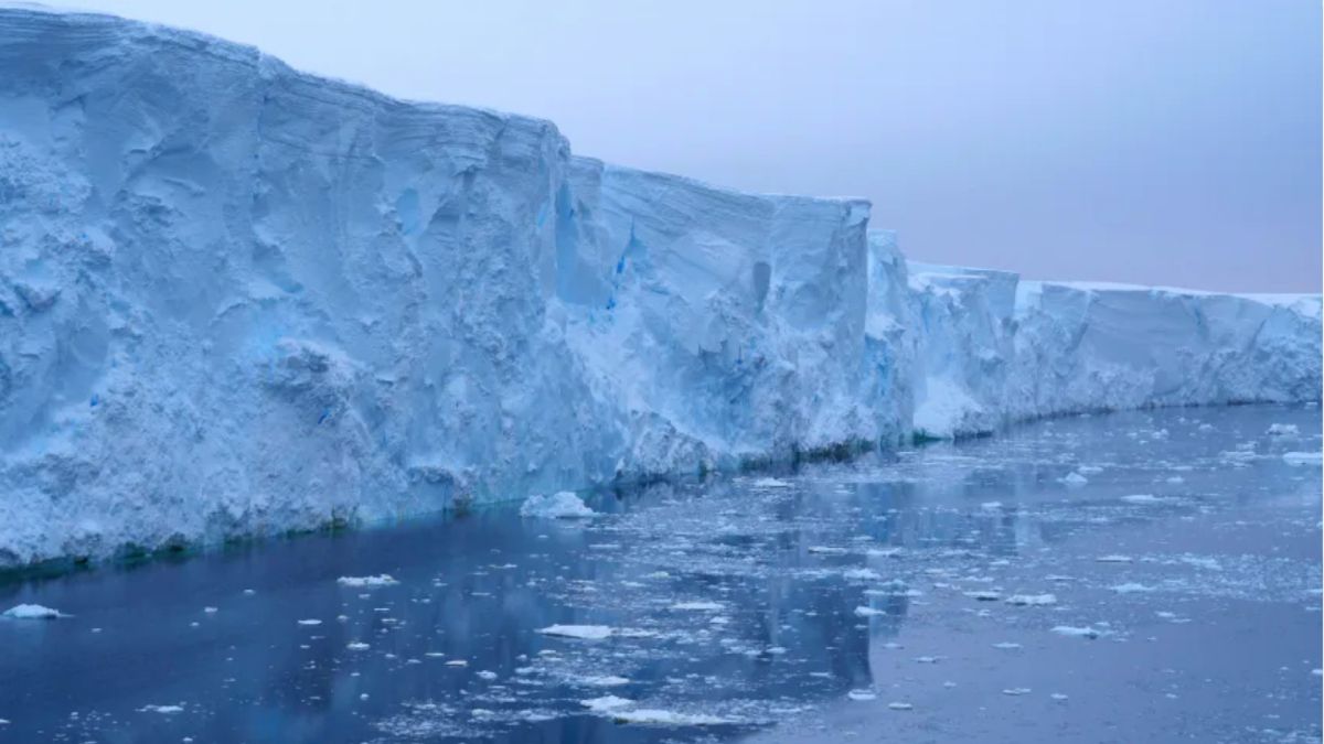 sembra un colosso bianco immobile e lontanissimo ma nel suo cuore nascosto l oceano sta muovendo qualcosa di invisibile e potenzialmente pericoloso