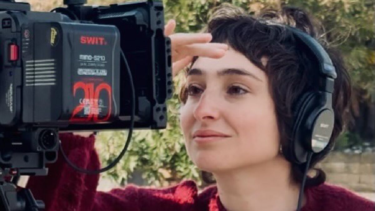 una giovane regista che viene dal mondo dei documentari e del cinema del reale pronta al debutto con la sua prima opera di finzione
