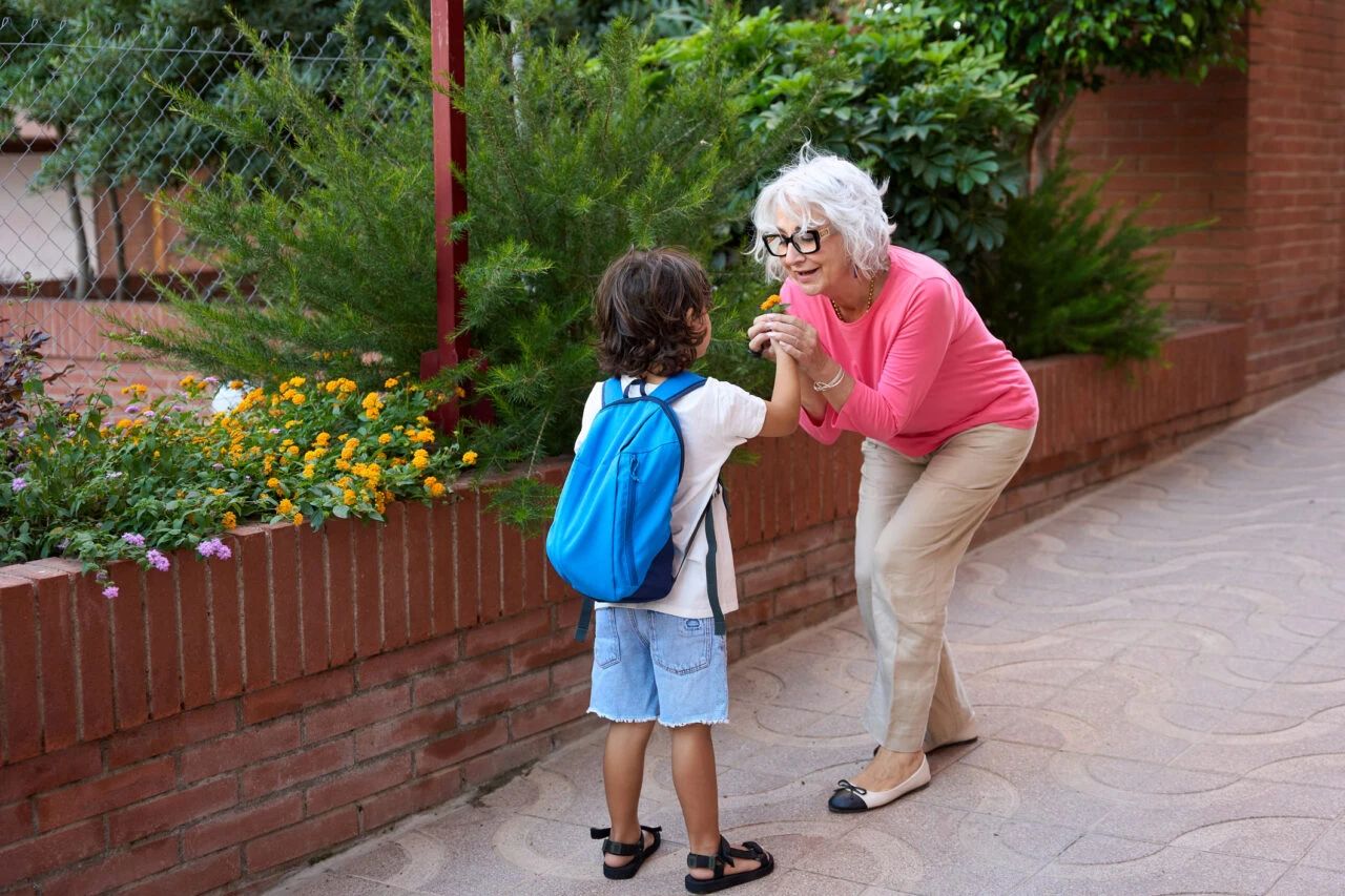memoria e linguaggio migliori e nelle nonne un declino cognitivo pi249 lento ma occuparsi dei nipoti pu242 avere anche un costo quando l impegno diventa troppo intenso
