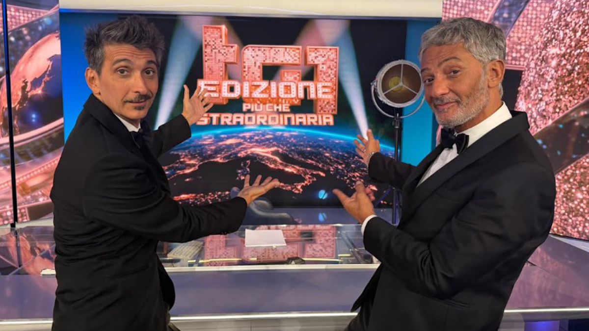un mini variet224 condensato in pochi minuti lo showman si riprende la scena su rai 1 dopo 15 anni