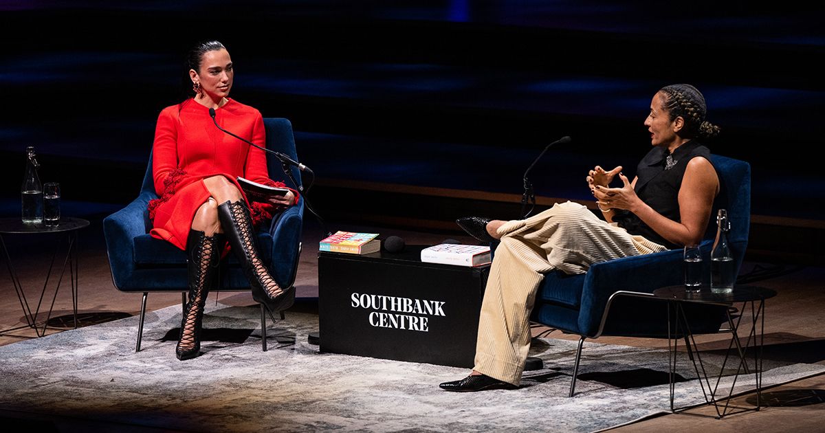 nei panni dell intervistatrice incontra zadie smith a londra e incanta tutti in total red e stivali audaci