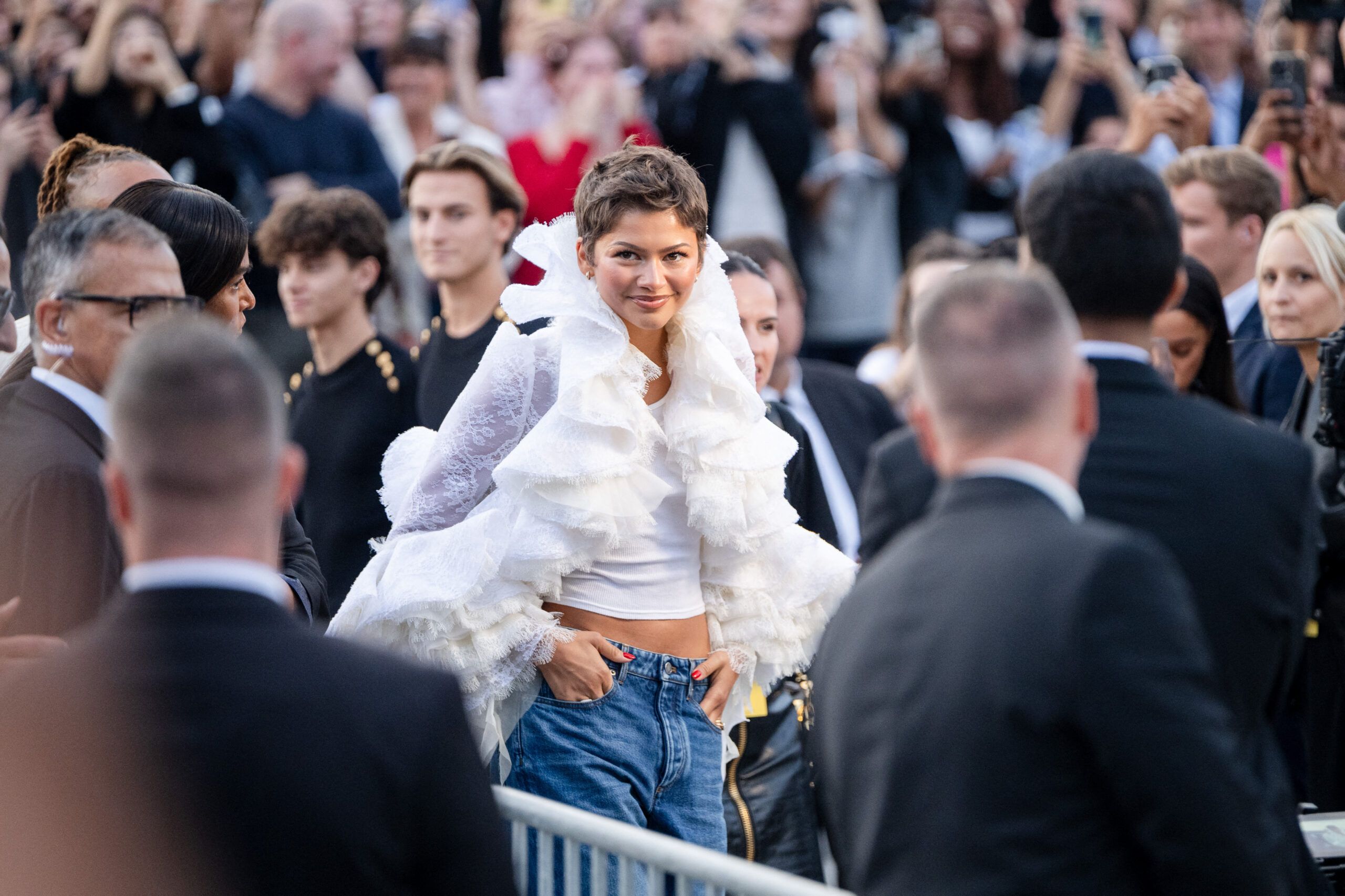 alla sfilata louis vuitton a parigi l8217attrice ha abbinato canotta e denim alla giacca in pizzo e ruches gi224 indossata per la premi232re di the odyssey