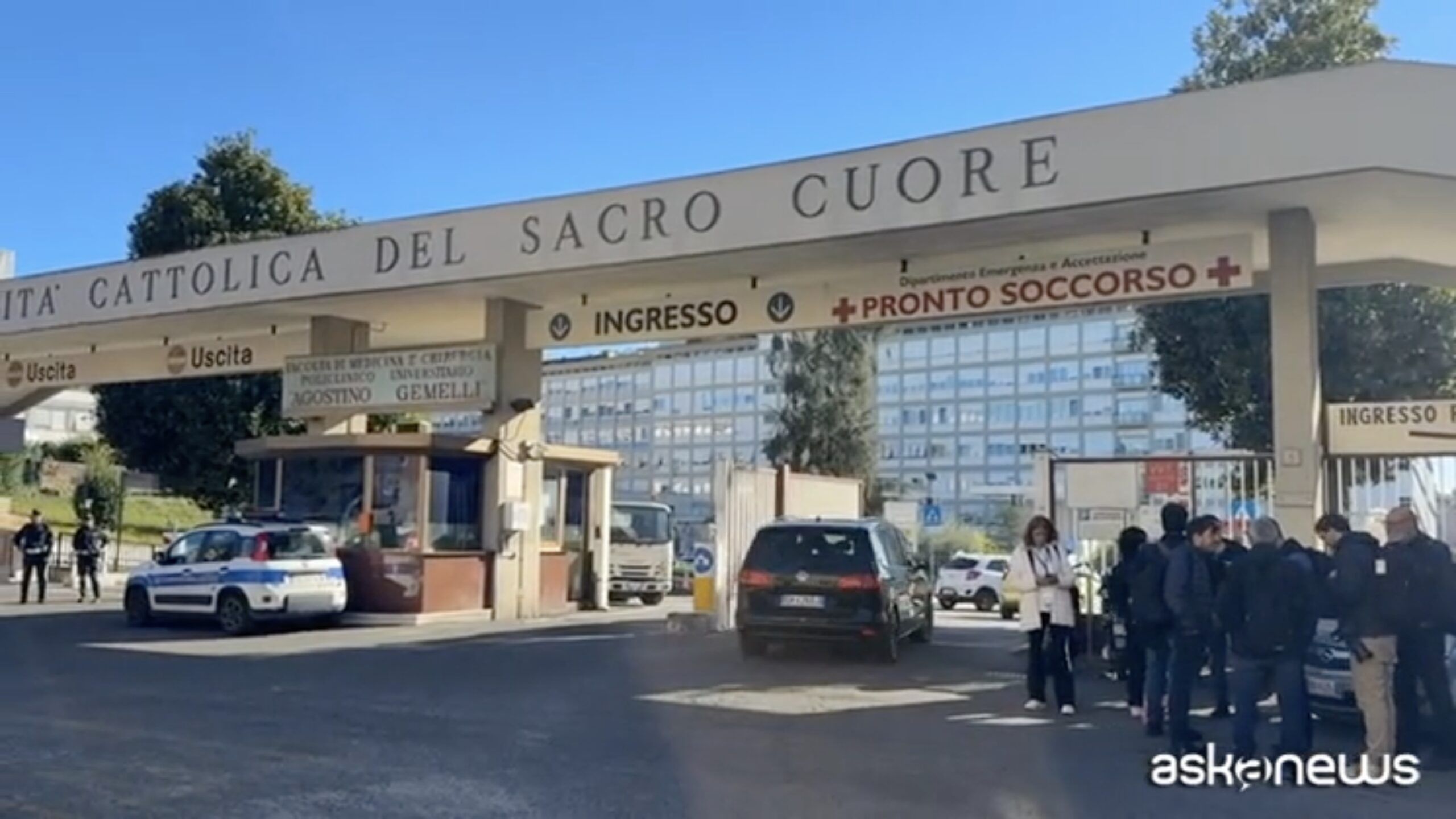 fedeli in attesa davanti al policlinico gemelli di roma per l arrivo del papa