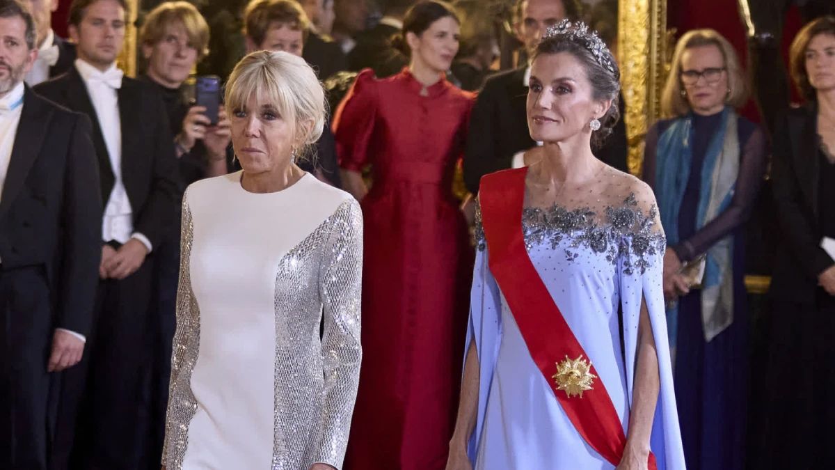 regina di ghiaccio il confronto con l abito di brigitte macron e una tiara che ha una storia ultracentenaria