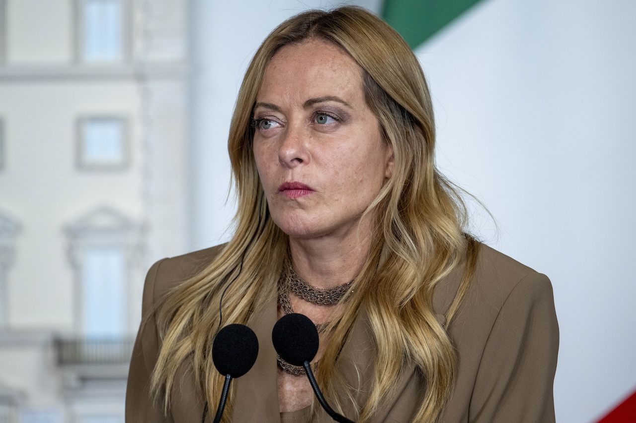 la decisione della presidente del consiglio di blindare il proprio timbro contro i falsi audio generati dall ai si inserisce nella discussione gi224 accesa dai professionisti dello spettacolo e i colossi della tecnologia