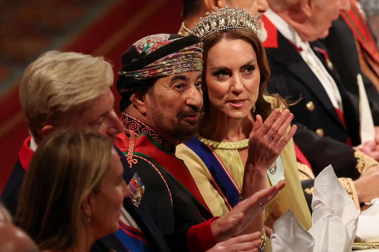 simboli di unit224 e potenza della corona le due tiare sfoggiate ieri sera da camilla e kate annientano la royal family alternativa dei sussex