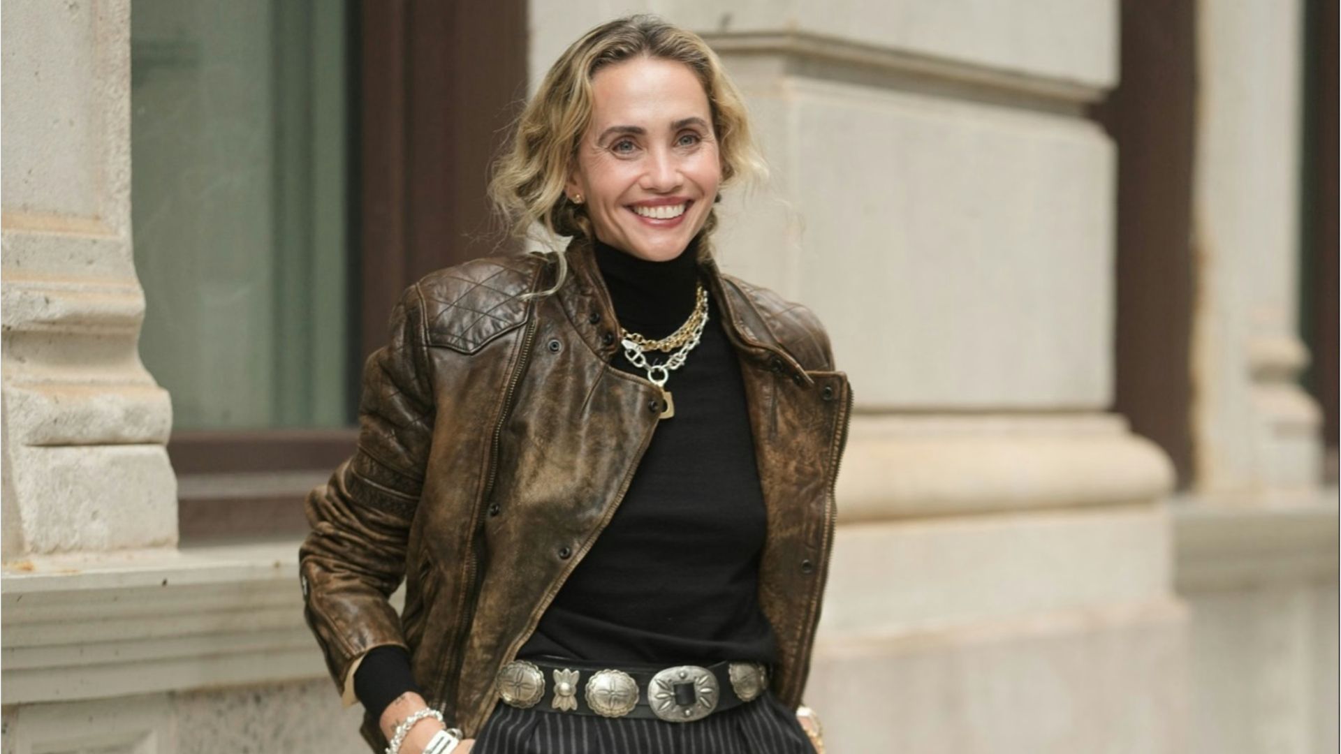 dal guardaroba professionale al look da sera i pantaloni gessati cambiano carattere con un maglioncino sottile una cintura western o un top di pizzo cinque idee per indossarli con uno spirito nuovo