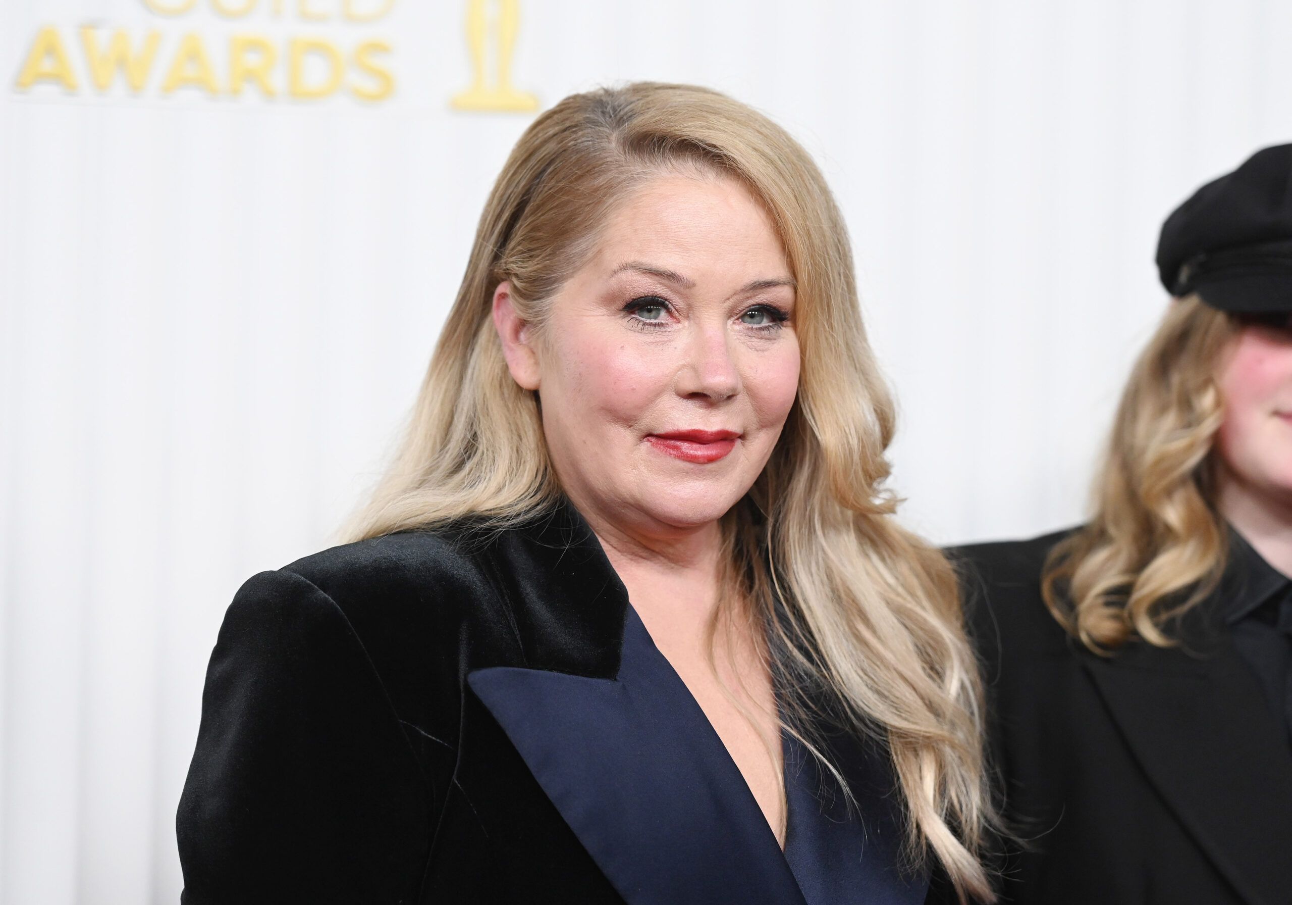 dopo cinque anni l attrice di dead to me scopre di aver ricevuto una diagnosi errata ma i sintomi persistono e la loro causa resta ancora sconosciuta