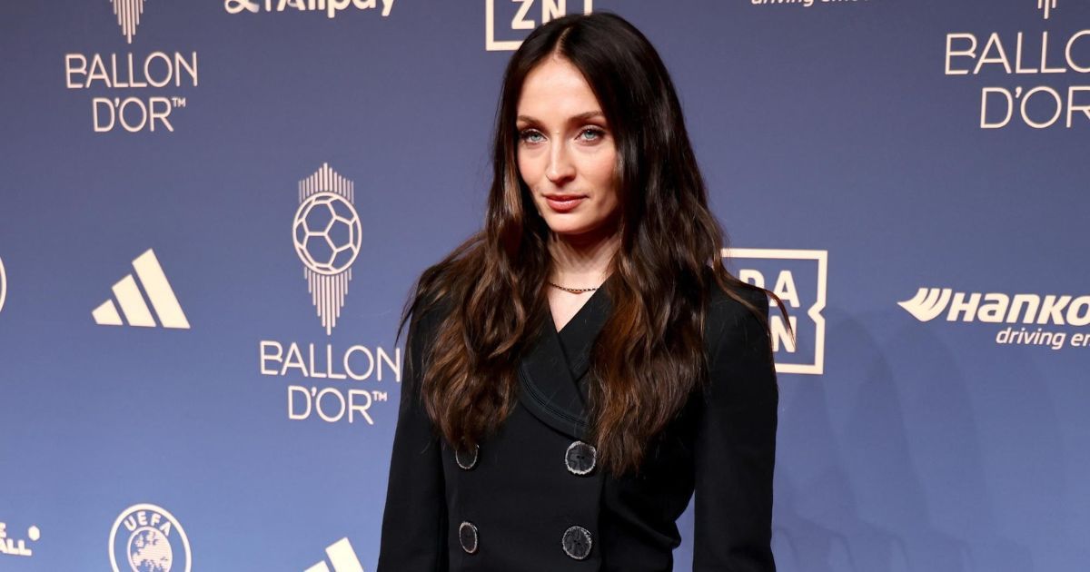 il total black non si batte sophie turner con look e capelli neri al pallone d8217oro 2026