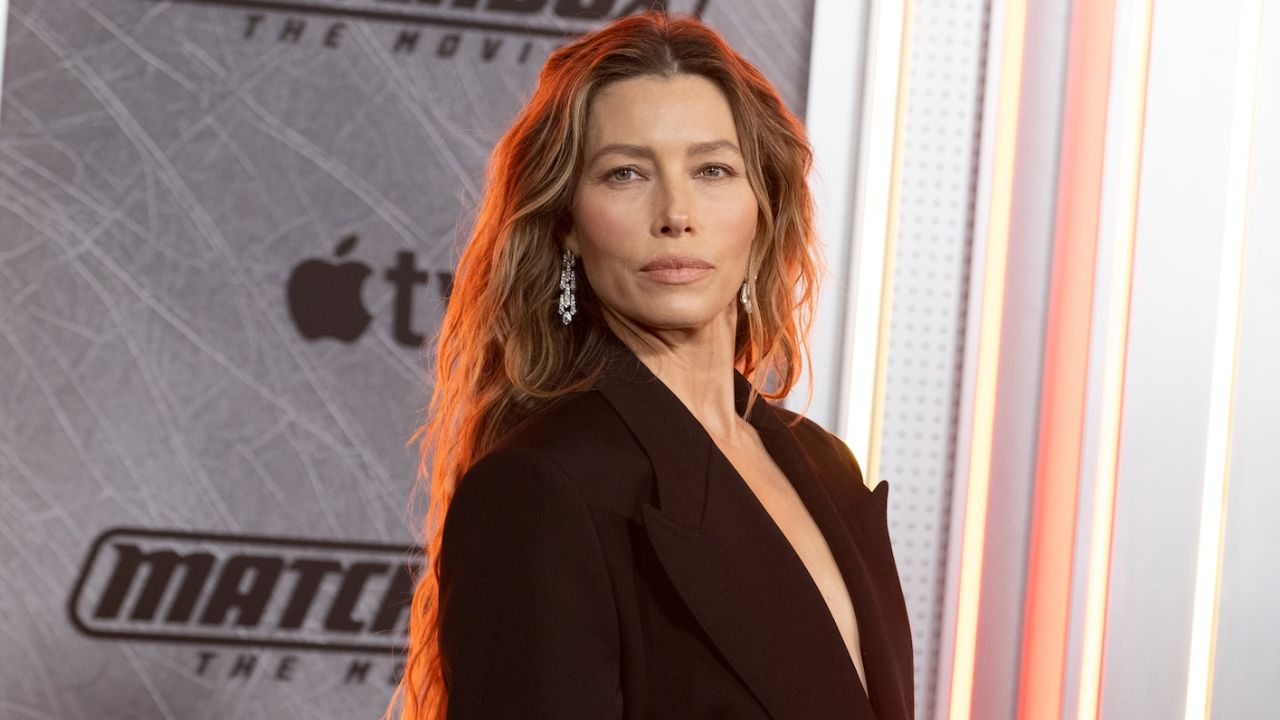 la chioma xxl dell attrice 44enne conquista il red carpet