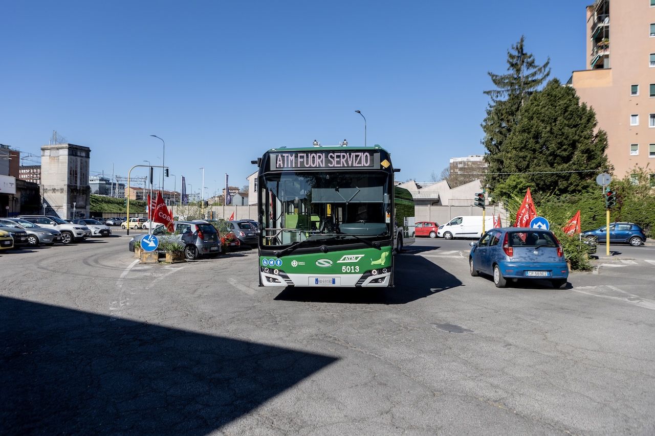 tra scioperi locali agitazioni nei cieli e lo stop generale indetto dalla cgil muoversi per lavoro o studio richieder224 molta pazienza informazioni e tutele per i passeggeri