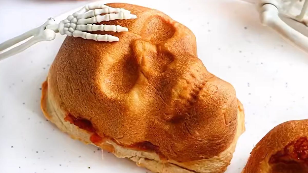 cercate un8217idea originale scenografica e facilissima per la cena di halloween la risposta arriva direttamente dalle social kitchen con i pizza skulls