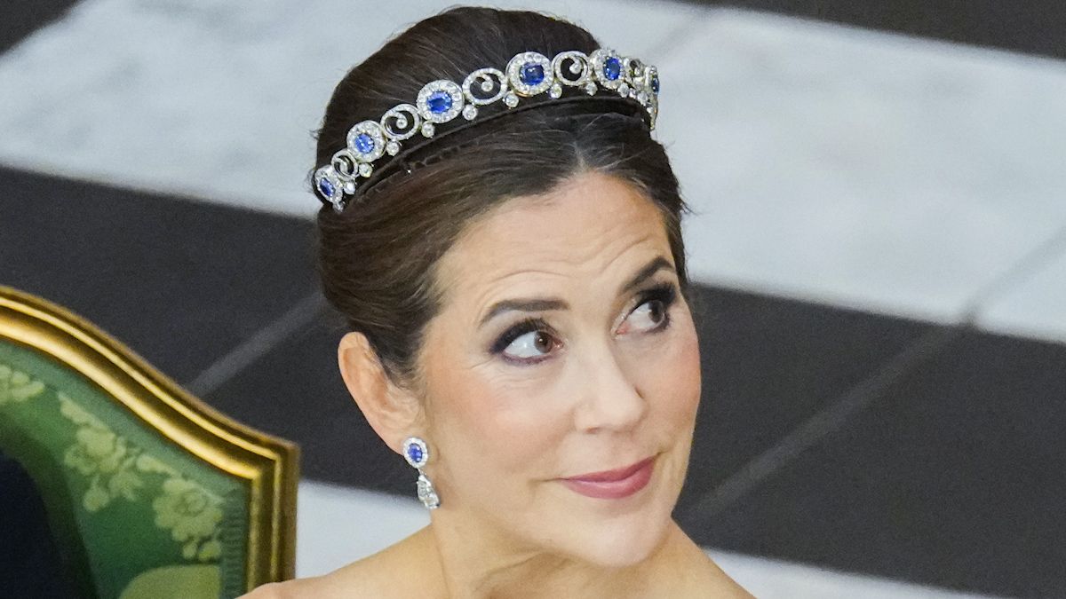 gli zaffiri di un regalo di nozze del 1898 ridisegnati con due designer la tiara di mary di danimarca si porta anche come collana e spilla