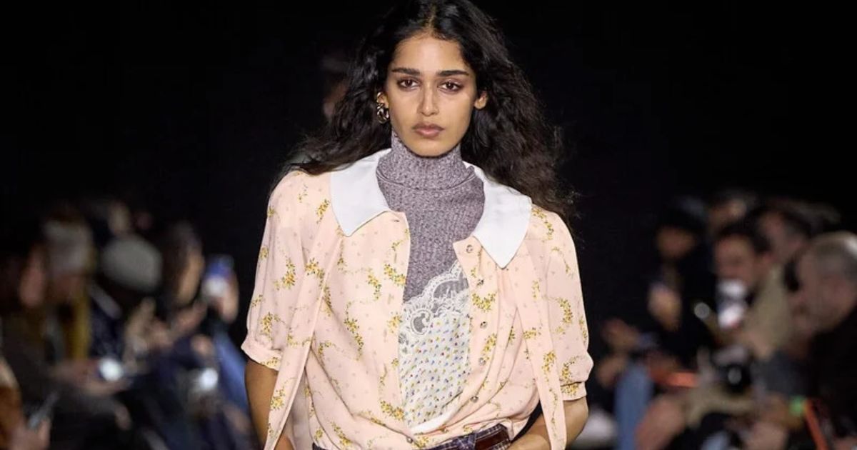 il look del giorno con il trucco di styling da provare subito il dolcevita sotto la camicia
