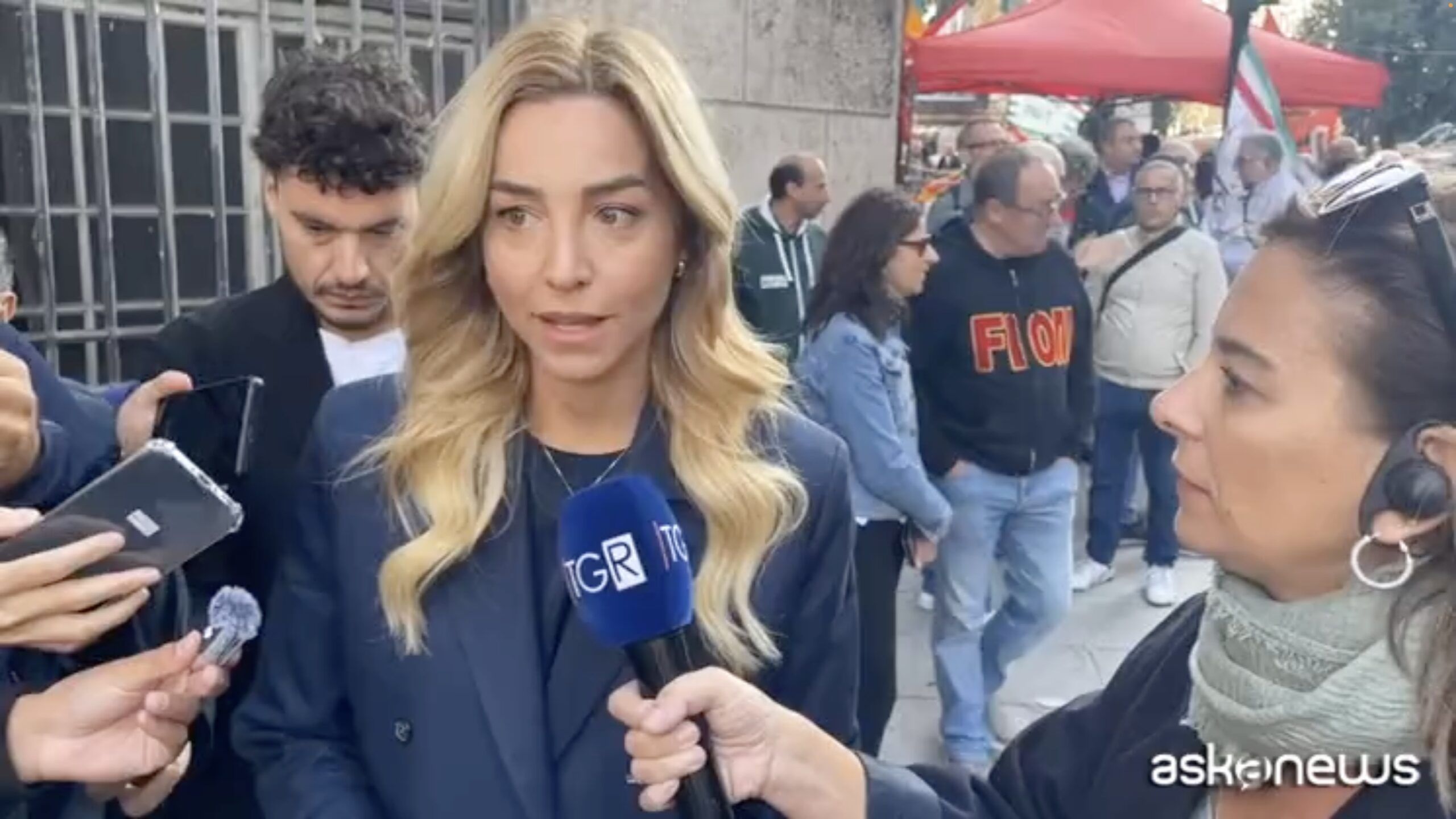 la sindaca di genova silvia salis con i giornalisti davanti alla prefettura in attesa dell arrivo del ministro degli interni matteo piantedosi