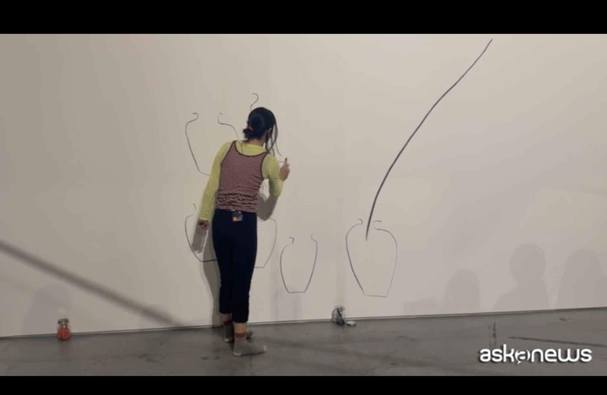 il corpo e le opere aki sasamoto performa in pirelli hangarbicocca