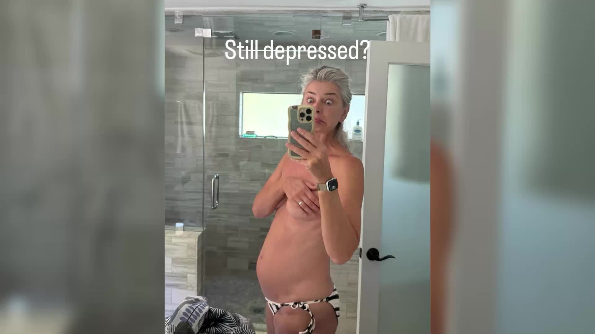 una follower le ha scritto che sentirla parlare delle proprie insicurezze la faceva sentire depressa la modella 61 anni ha risposto mostrando il suo corpo
