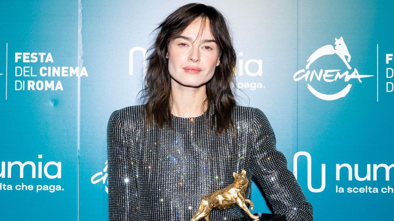 la 47enne conquista tutti con il suo taglio alla festa del cinema di roma 2026 un look chic anti age che dimostra come il taglio giusto possa fare la differenza a ogni et224