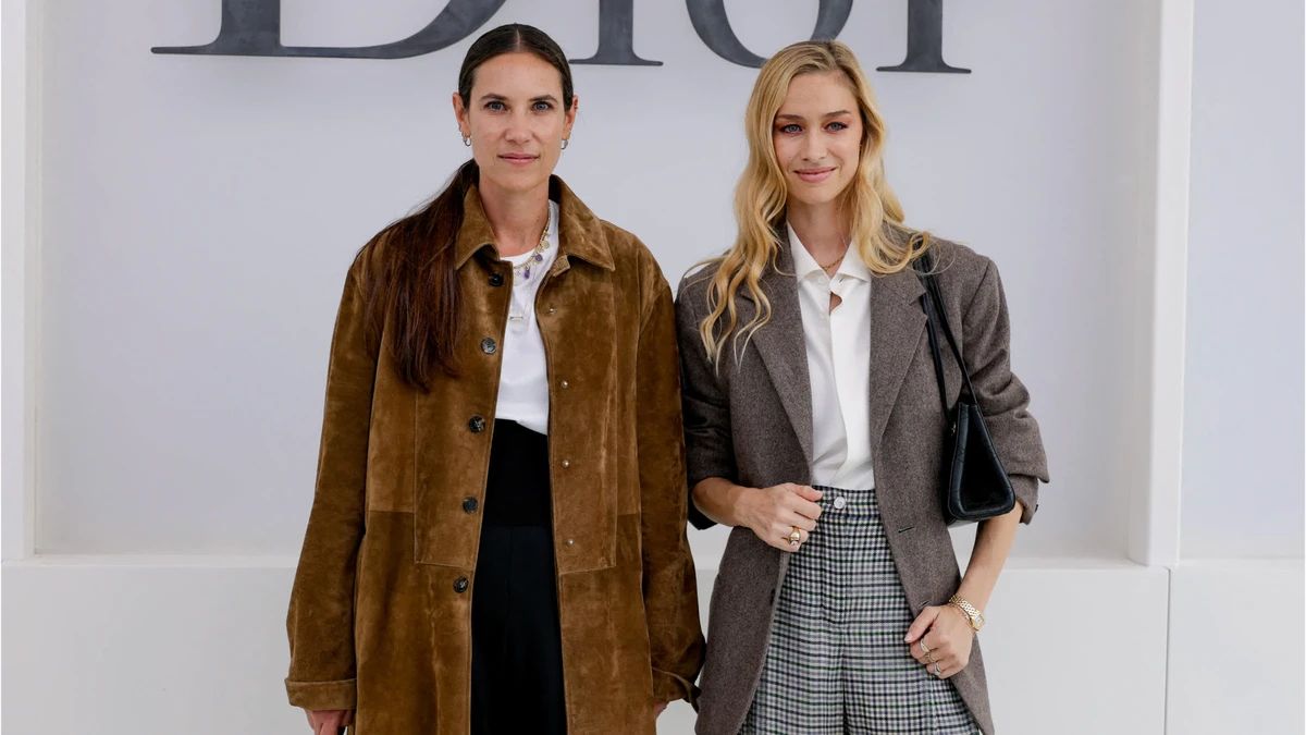 un blazer sartoriale e pantaloni ampi per beatrice un cappotto lungo per tatiana alla sfilata parigina di jonathan anderson due modi di interpretare l8217eleganza autunnale