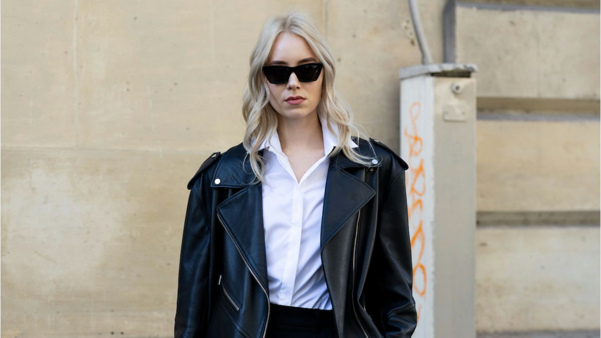 ribelle con il denim sofisticata sopra i pantaloni sartoriali femminile con una gonna midi la leather jacket cambia carattere a seconda di ci242 che indossa cinque formule di styling per riscoprire il capospalla cult in ogni fase della vita