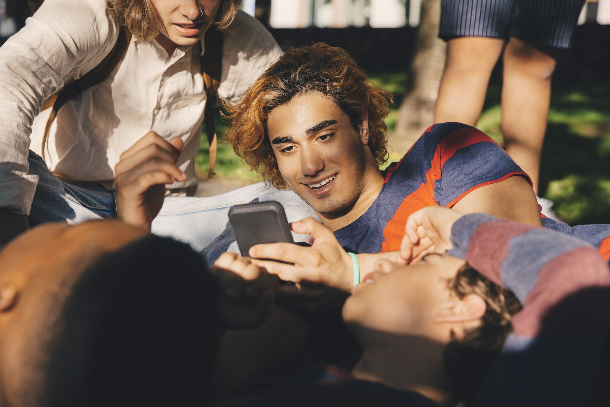 riconoscono il sessismo ma non sempre ne prendono le distanze gelosia controllo pressione estetica e meme cosa racconta la survey teen 2026 sugli adolescenti e sui social