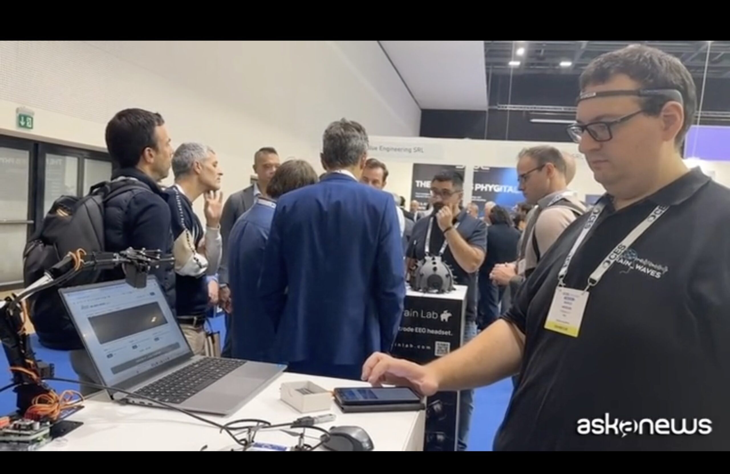 basta un movimento degli occhi per comandare il computer come funziona brainwaves presentato al ces unveiled milan