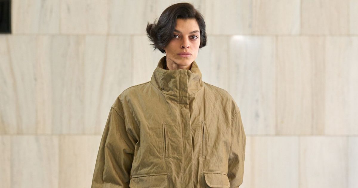 il look del giorno con la giacca antivento sopra la gonna al ginocchio