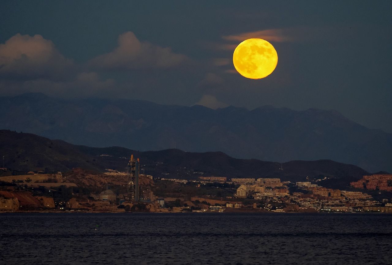 tra illusione ottica all orizzonte e colori ambrati tutti i segreti per godersi il fenomeno nel suo massimo splendore