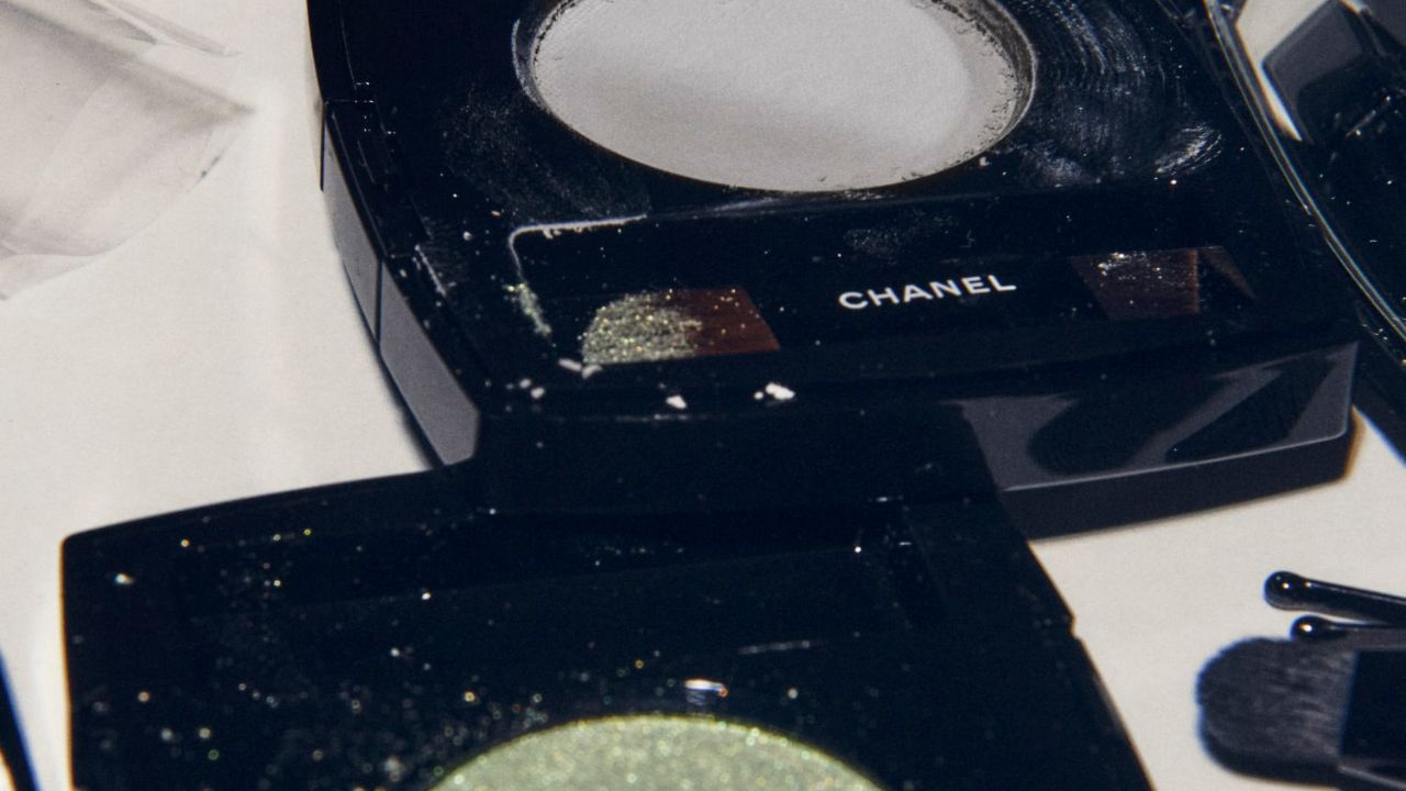 ovvero rilassarsi ascoltando i delicati suoni creati dai cosmetici una vera ossessione sui social tra click e tingling