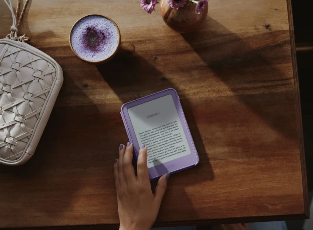amazon rinnova la famiglia dei suoi lettori digitali schermo a filo nuovi materiali e tre modelli tra cui scegliere quanto costano e che cosa succede ai dispositivi pi249 vecchi