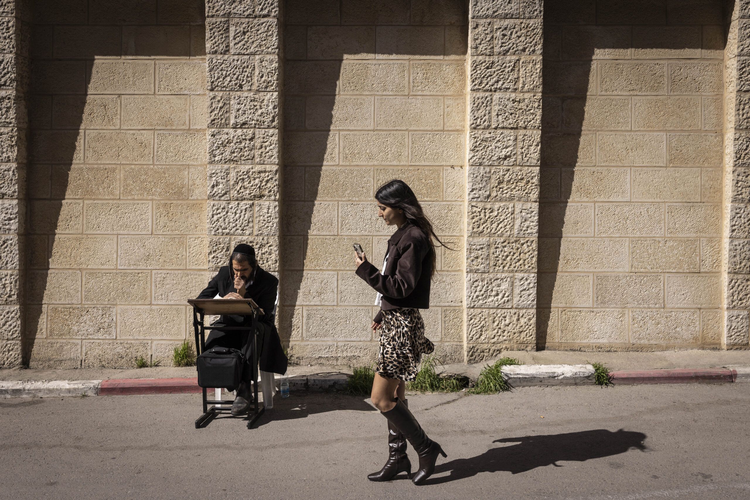 dalla politica all istruzione fino alla tutela delle vittime di abusi le attiviste ultraortodosse contestano le regole della propria comunit224 una battaglia che riguarda anche il futuro della societ224 israeliana