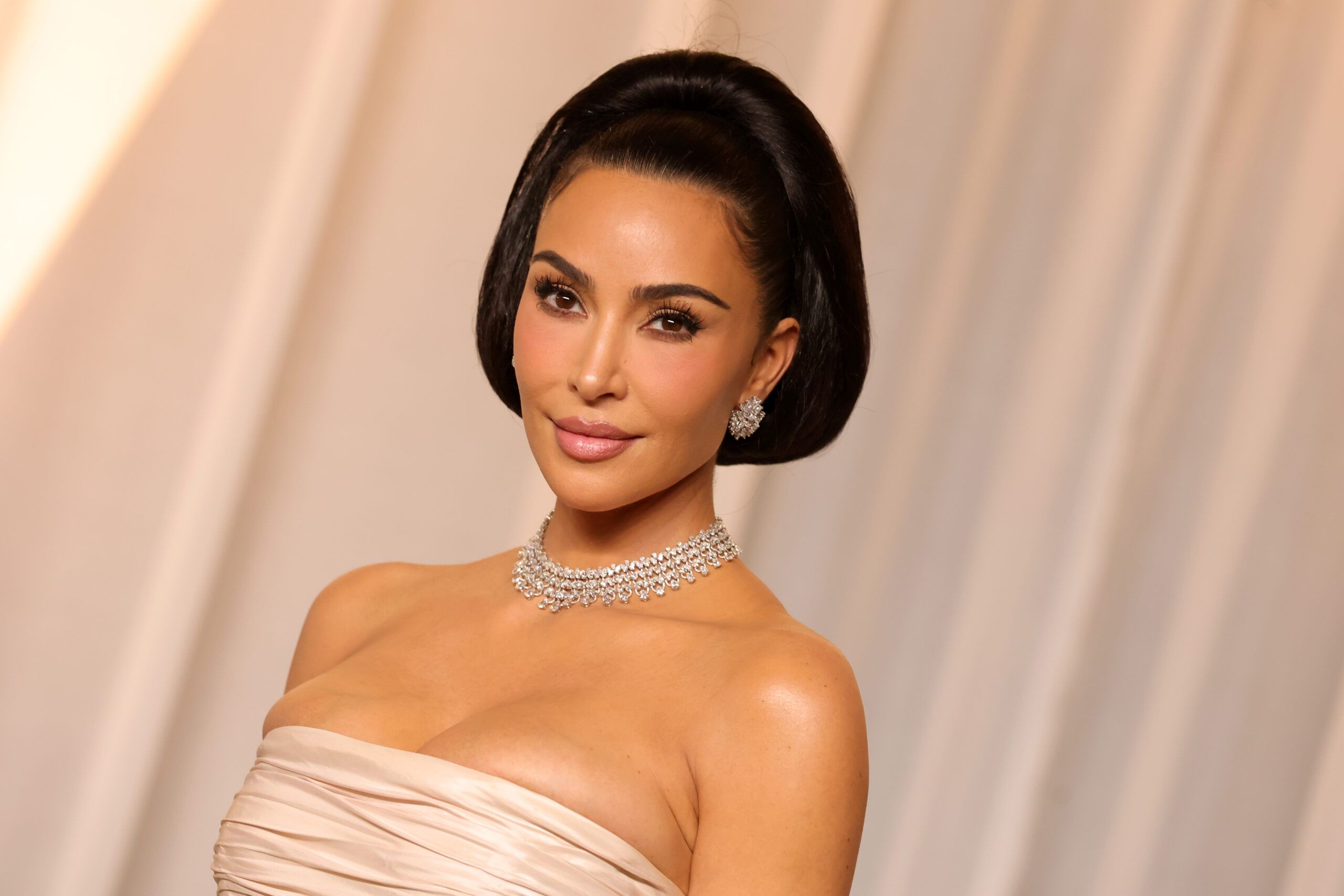 un vestito del 1951 oltre 65 carati di diamanti e un acconciatura r233tro all academy museum gala 2026 kim kardashian rende omaggio a elizabeth taylor