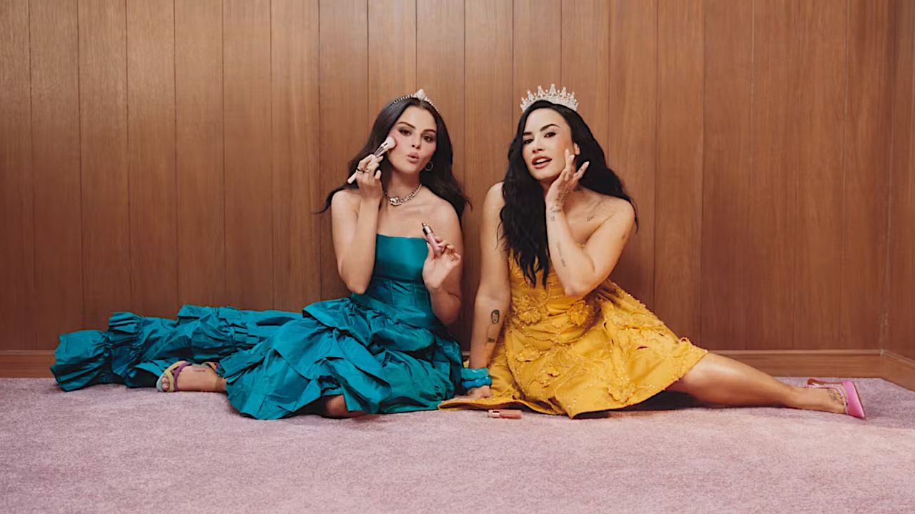 dagli anni di disney channel a una collezione di blush in edizione limitata selena gomez e demi lovato la storia di un amicizia che diventa un omaggio beauty per le fan