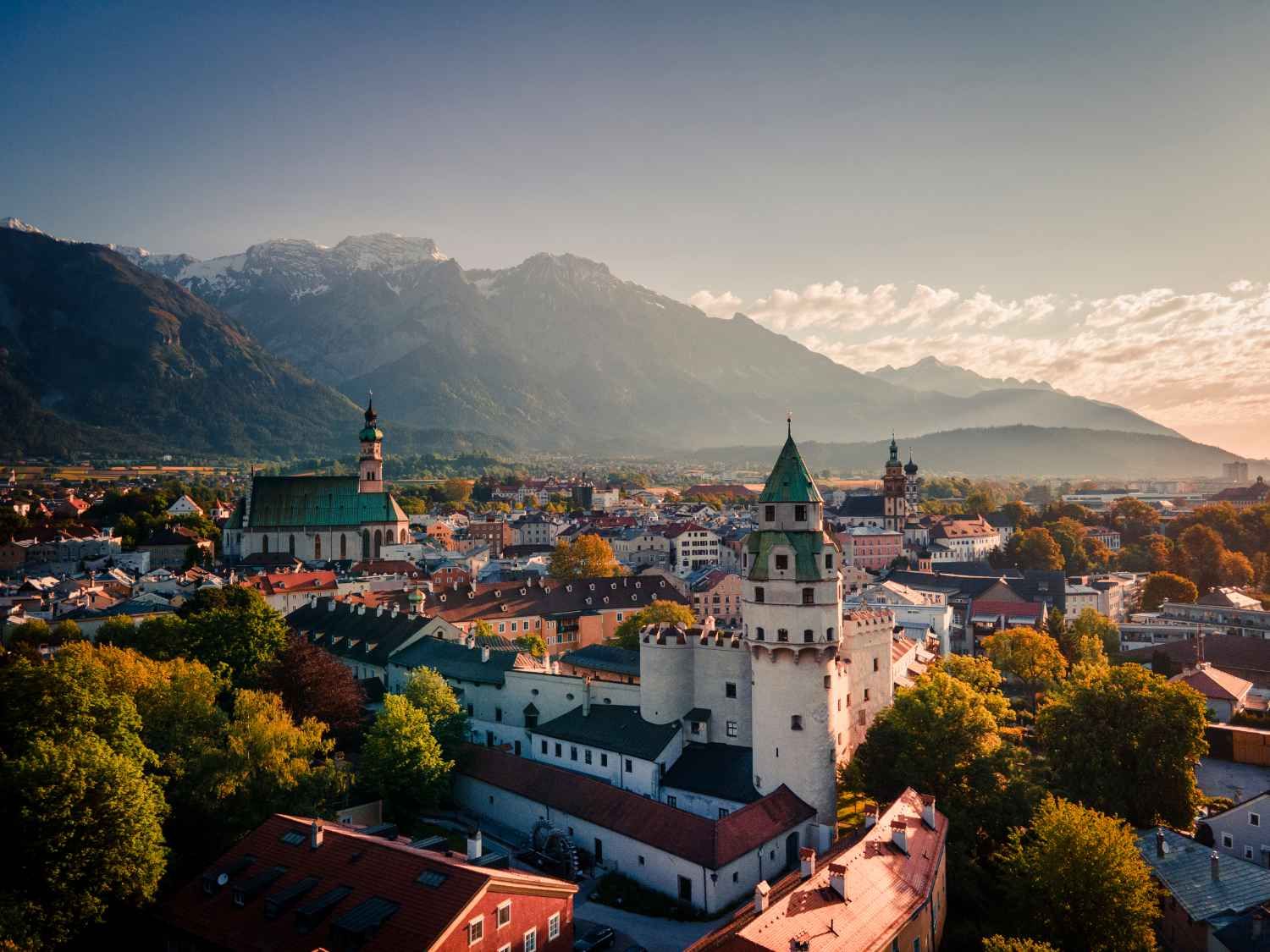 il medioevo incontra le montagne austriache in questa piccola citt224 con una grande storia dove le case al tramonto si tingono d8217oro e artisti contemporanei stupiscono lavorando il cristallo
