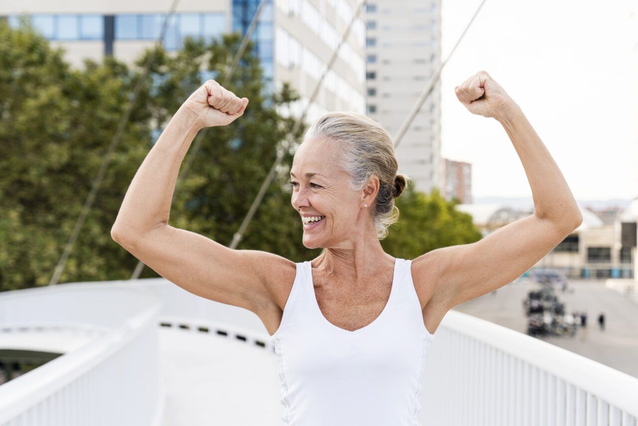 le braccia diventano pi249 flaccide dopo i 50 anni non 232 solo una questione di et224 o di allenamento i consigli del personal trainer