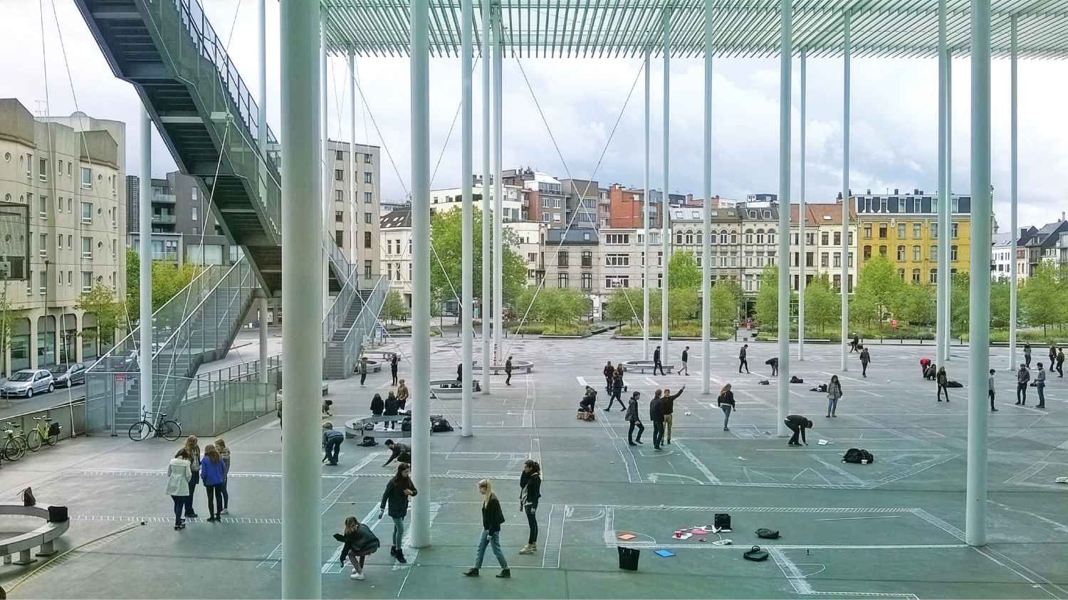 erba al posto dell8217asfalto lungo le strade case a prezzi accessibili alberi ovunque l8217architetta paola vigan242 questi progetti li realizza gi224 le abbiamo chiesto cosa dovrebbe fare il prossimo sindaco di milano e cosa succede a roma