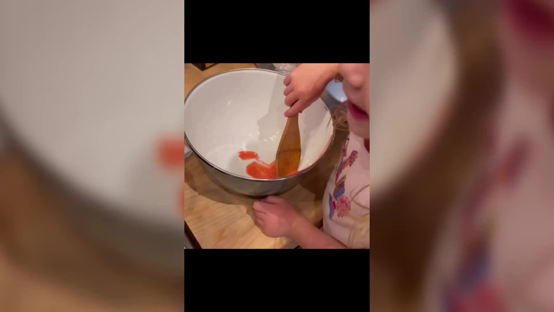 nel video dedicato alla storia di as ever la duchessa di sussex ripercorre i suoi inizi da piccola imprenditrice tra le immagini anche la piccola lilibet